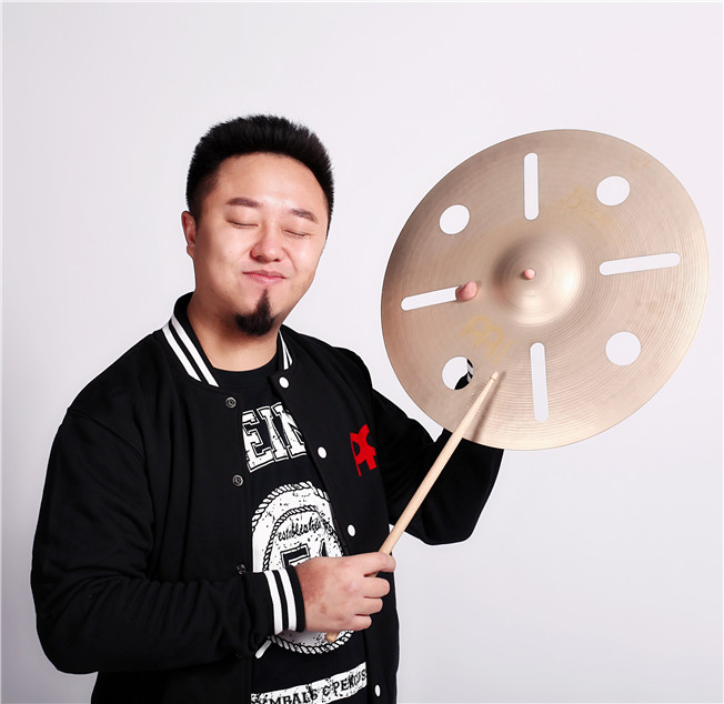 李彦超·职业鼓手 ·音乐制作人 李彦超自幼喜爱听音乐,尤其对音乐中的节